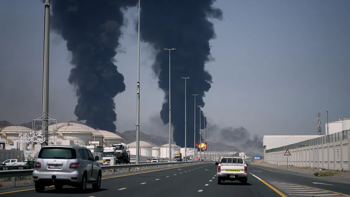 伊朗無人機的殘骸擊中了阿聯酋的石油設施。(美聯社)