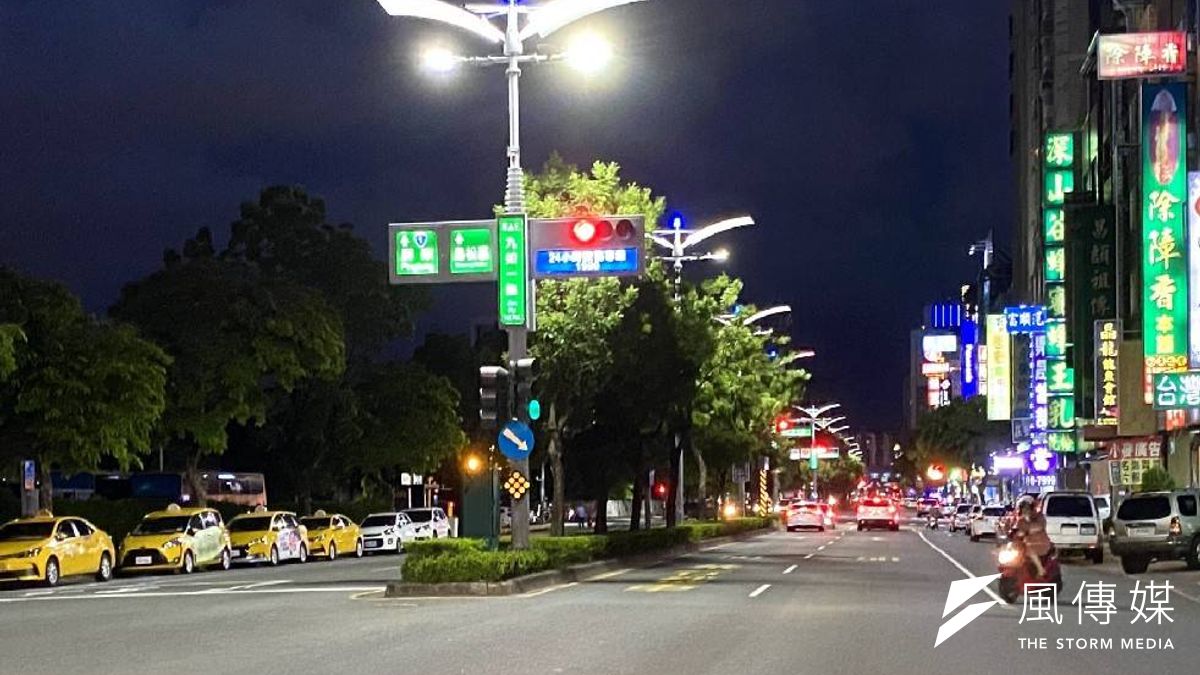 高市今年辦理智能路燈換裝計畫,換裝整體進度已達九成以上。(圖/徐炳文攝) 高市今年辦理智能路燈換裝計畫,換裝整體進度已達九成以上。(圖/徐炳文攝)