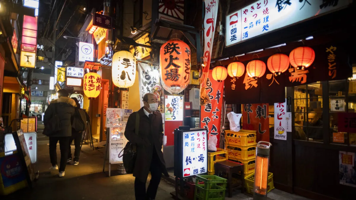 菅義偉發布緊急事態宣言後,東京的飲食業被要求只能營業到晚上8時。(美聯社)