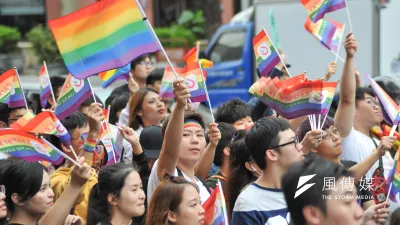 圖為為同志大遊行,挺同人士高舉彩虹。(甘岱民攝)