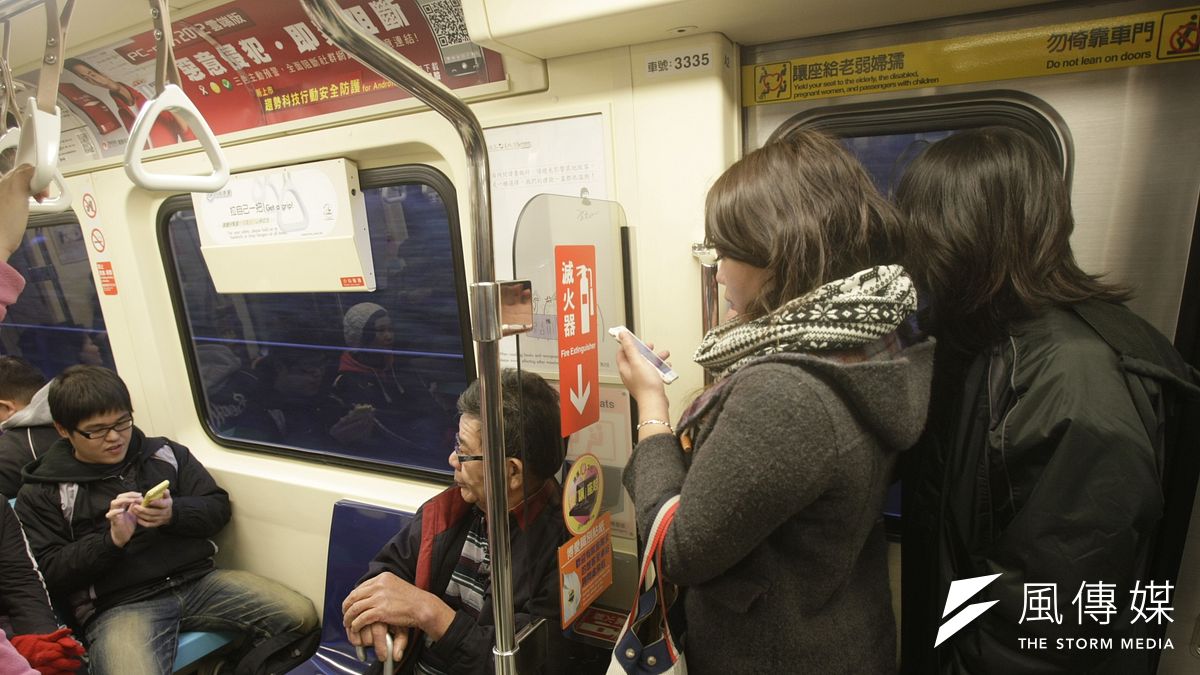 博愛座的爭議不斷,交通部27日表示,對於博愛座的存廢,已建請衛生福利部審慎考量。(資料照,吳逸驊攝) 博愛座的爭議不斷,交通部27日表示,對於博愛座的存廢,已建請衛生福利部審慎考量。(資料照,吳逸驊攝)