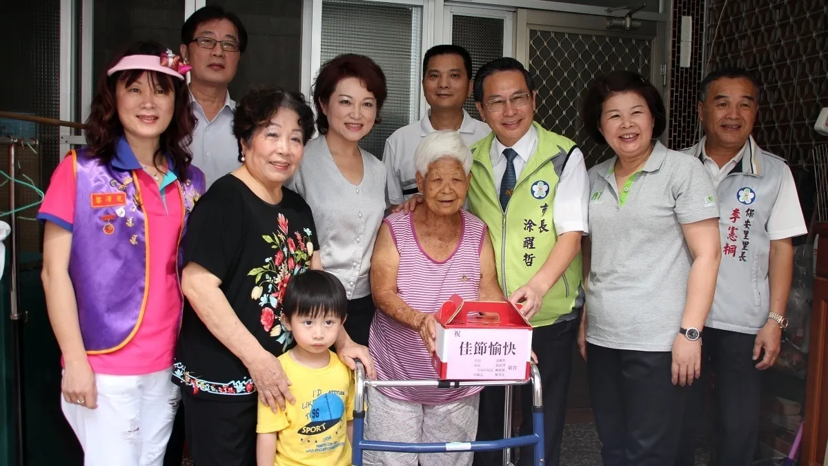 粽香傳情慶端午 涂醒哲送粽關懷獨居老人
