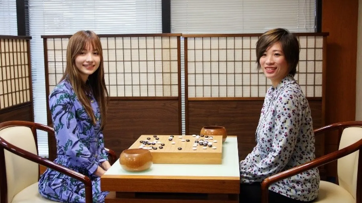 女子最強黑嘉嘉(左)女流本因坊謝依旻(右)。(海峰棋院)
