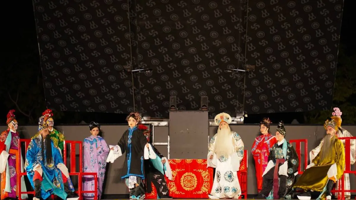 「唐美雲歌仔戲團」果然魅力十足,吸引爆棚的民眾。(圖/市議員擬參選人鄧巧佩臉書)