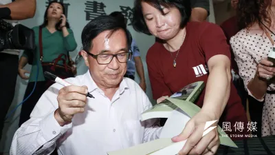 台中監獄表示,尊重醫療評估,同意前總統陳水扁出席凱達格蘭基金會餐會,但應遵守「不上台、不演講、不談政治、不受訪」等4不原則。圖為陳水扁5日為民眾簽書。(資料照,簡必丞攝)