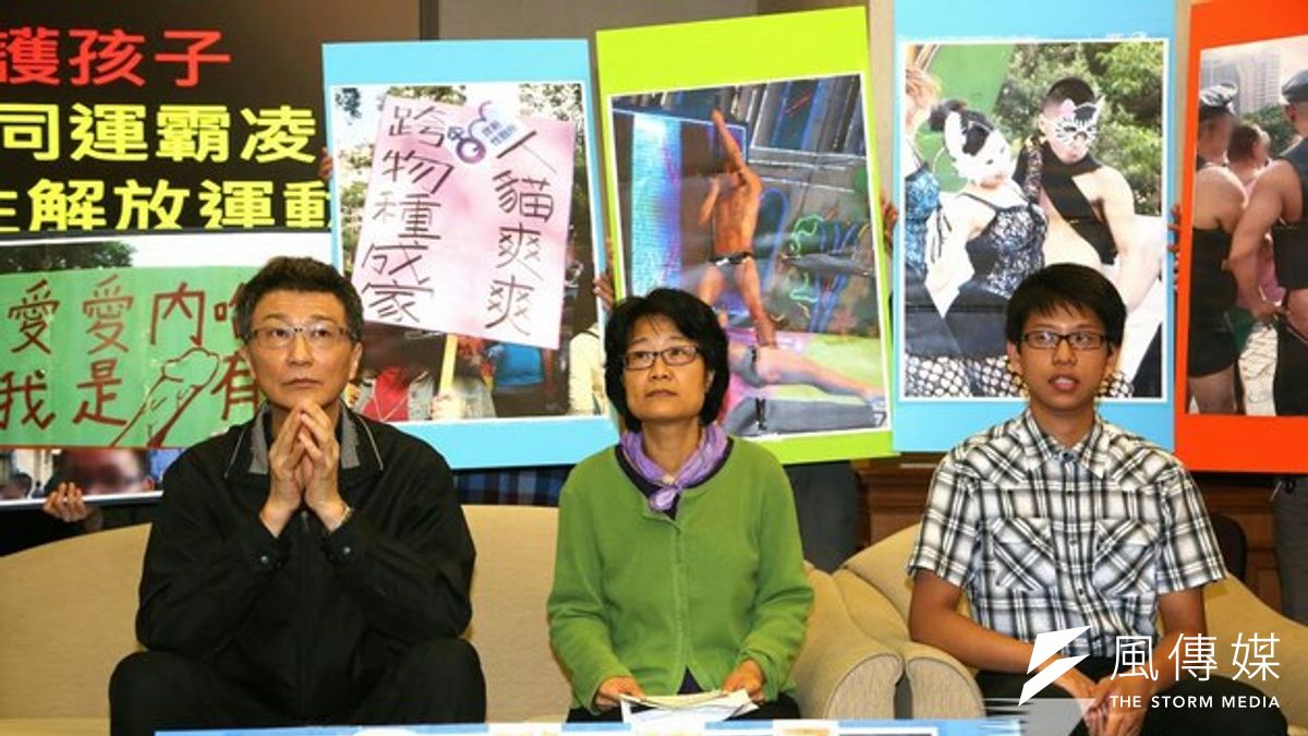 護家盟反對同志大遊行,左起神父陳科、黃媽媽。(余志偉攝) 護家盟反對同志大遊行,左起神父陳科、黃媽媽。(余志偉攝)