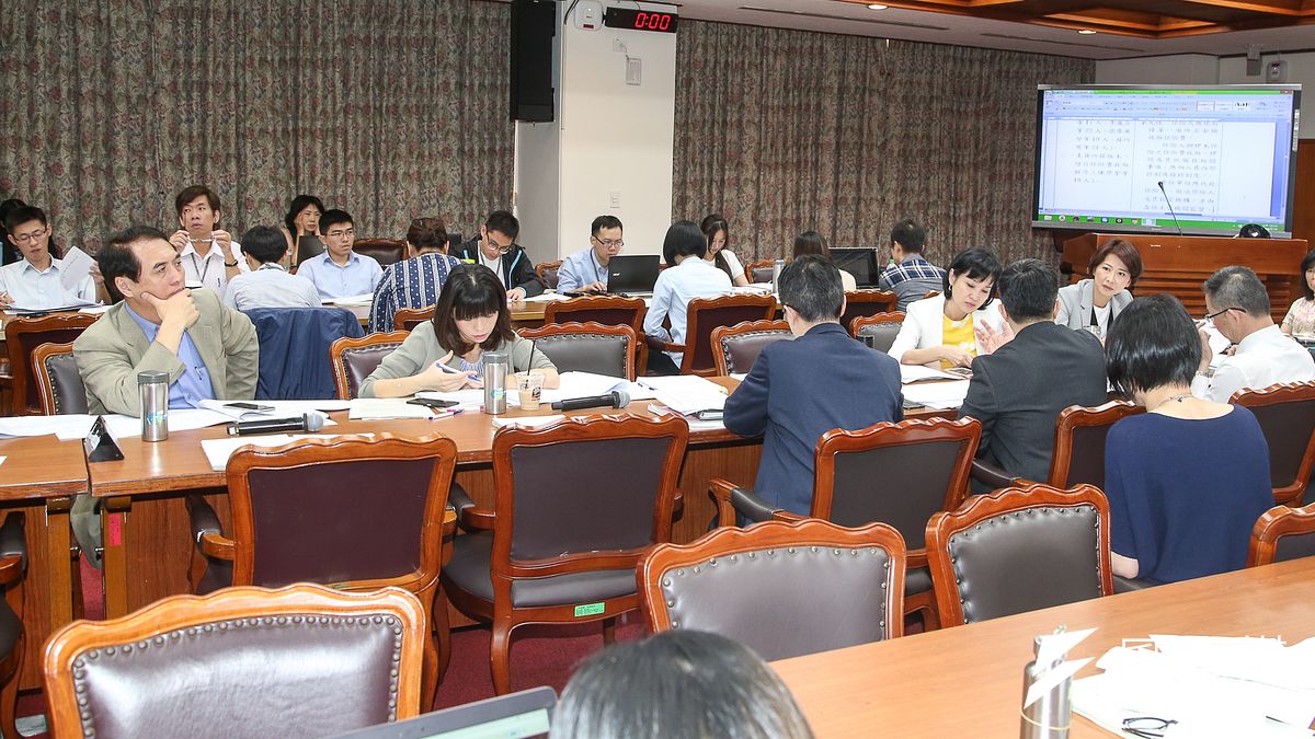 學生保險草案名稱保留,全案於16日送出委員會,交付朝野協商。(陳明仁攝) 學生保險草案名稱保留,全案於16日送出委員會,交付朝野協商。(陳明仁攝)