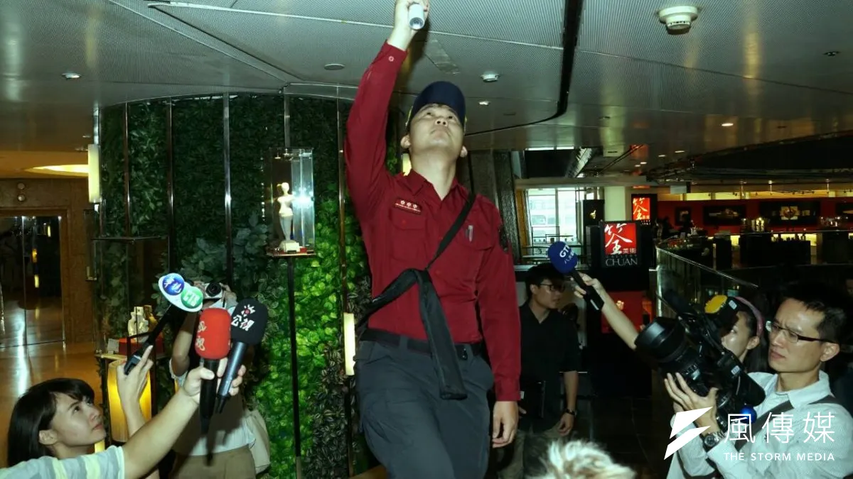 台北市都市發展局13日隨機抽檢北市4家百貨公司,抽查遠企購物中心時,對著4樓的煙霧探測器噴煙,偵測器竟無任何反應。(蘇仲泓攝) 台北市都市發展局13日隨機抽檢北市4家百貨公司,抽查遠企購物中心時,對著4樓的煙霧探測器噴煙,偵測器竟無任何反應。(蘇仲泓攝)