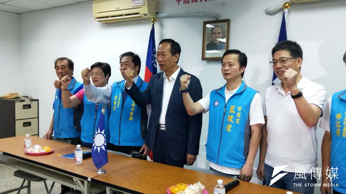 郭台銘到基隆市黨部,跟主委黃希賢及黨籍議員合照。(圖/記者張毅攝) 郭台銘到基隆市黨部,跟主委黃希賢及黨籍議員合照。(圖/記者張毅攝)