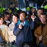 民衆党の張啟楷立法委員が27日、台北地検の外で柯文哲を支援した。(撮影:顏麟宇) 民衆党の張啟楷立法委員が27日、台北地検の外で柯文哲を支援した。(撮影:顏麟宇)