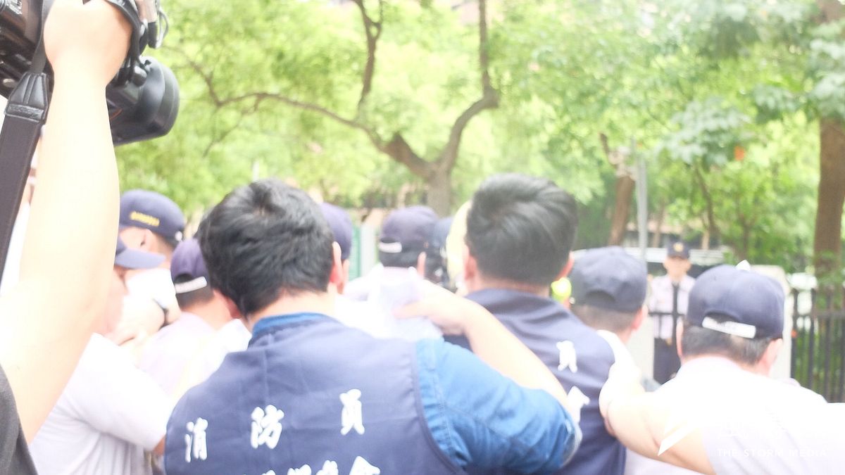 近日桃園平鎮敬鵬工廠惡火奪走5名消防員生命,1日上午,由現職消防員組成之消防員工作權益促進會於內政部前提出參與敬鵬案調查、強制業者公開危險物質、消防員組工會等3點訴求。(謝孟穎攝) 近日桃園平鎮敬鵬工廠惡火奪走5名消防員生命,1日上午,由現職消防員組成之消防員工作權益促進會於內政部前提出參與敬鵬案調查、強制業者公開危險物質、消防員組工會等3點訴求。(謝孟穎攝)