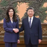 2026年4月10日、国民党の鄭麗文主席(左)は中国の習近平国家主席(右)と北京で会談した。会談後の12日には、中国側が両岸交流の促進を目的とする10項目の政策措置を発表した。(資料写真/中央社提供) 2026年4月10日、国民党の鄭麗文主席(左)は中国の習近平国家主席(右)と北京で会談した。会談後の12日には、中国側が両岸交流の促進を目的とする10項目の政策措置を発表した。(資料写真/中央社提供)