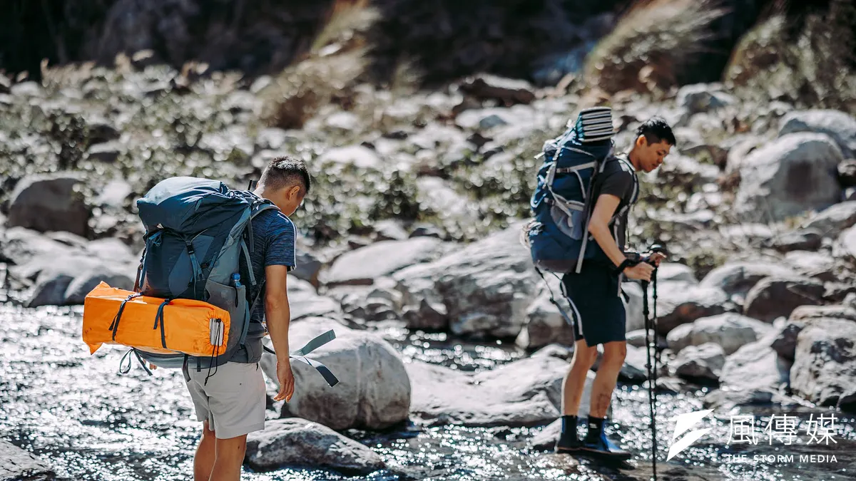 登山包附載了登山客在山上所有的家產,要怎麼背才能減輕負擔呢?(圖/mm1990319@instagram授權提供) 登山包附載了登山客在山上所有的家產,要怎麼背才能減輕負擔呢?(圖/mm1990319@instagram授權提供)
