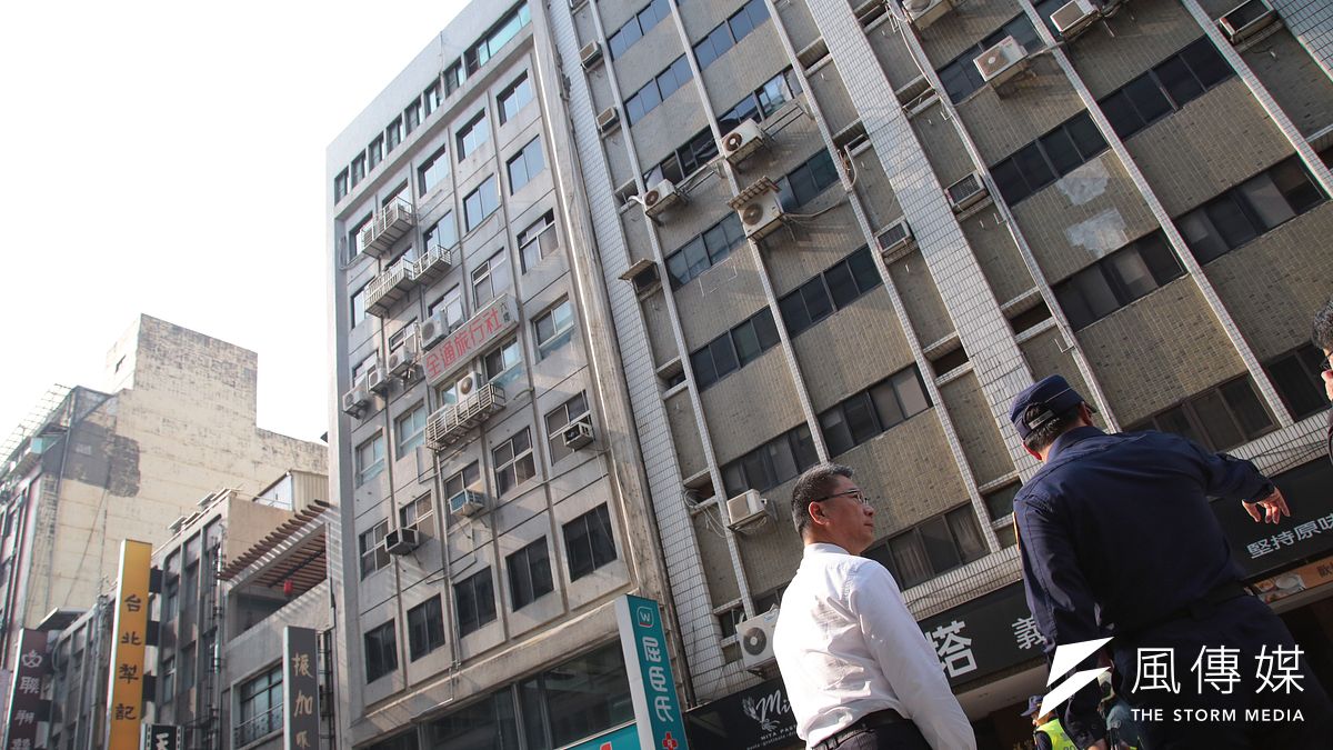 花蓮秀林鄉18日13點01分發生規模6.1地震,台北市長安東路二段81號大樓7樓以上傾斜至旁棟81號,內政部長徐國勇至現場視察。(顏麟宇攝) 花蓮秀林鄉18日13點01分發生規模6.1地震,台北市長安東路二段81號大樓7樓以上傾斜至旁棟81號,內政部長徐國勇至現場視察。(顏麟宇攝)