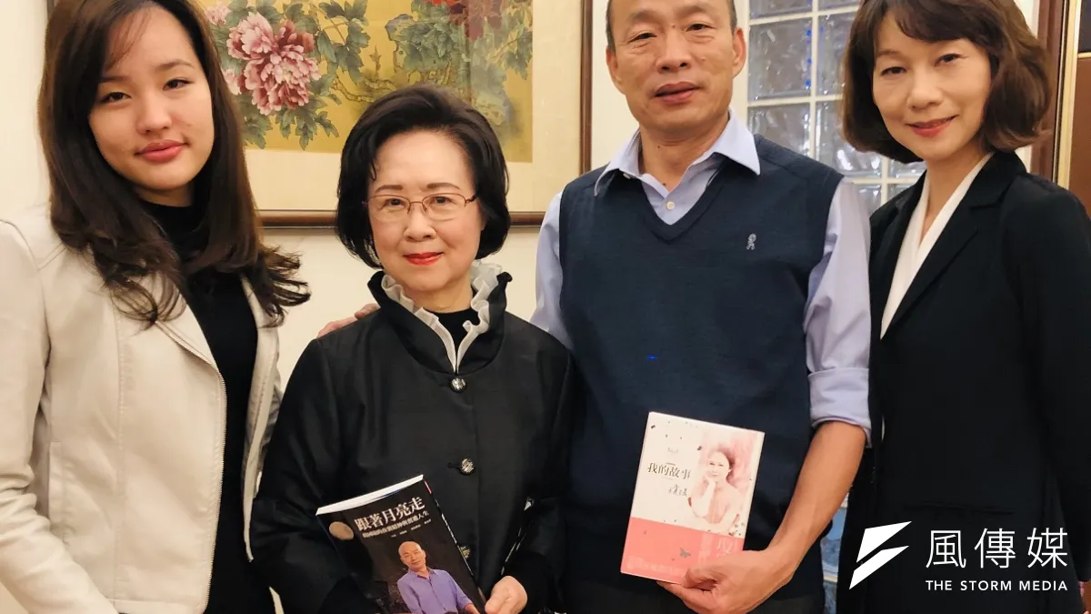 高雄市長韓國瑜(右2)及女兒韓冰(左1)等人北上拜會瓊瑤(左2)。(圖/徐炳文攝)