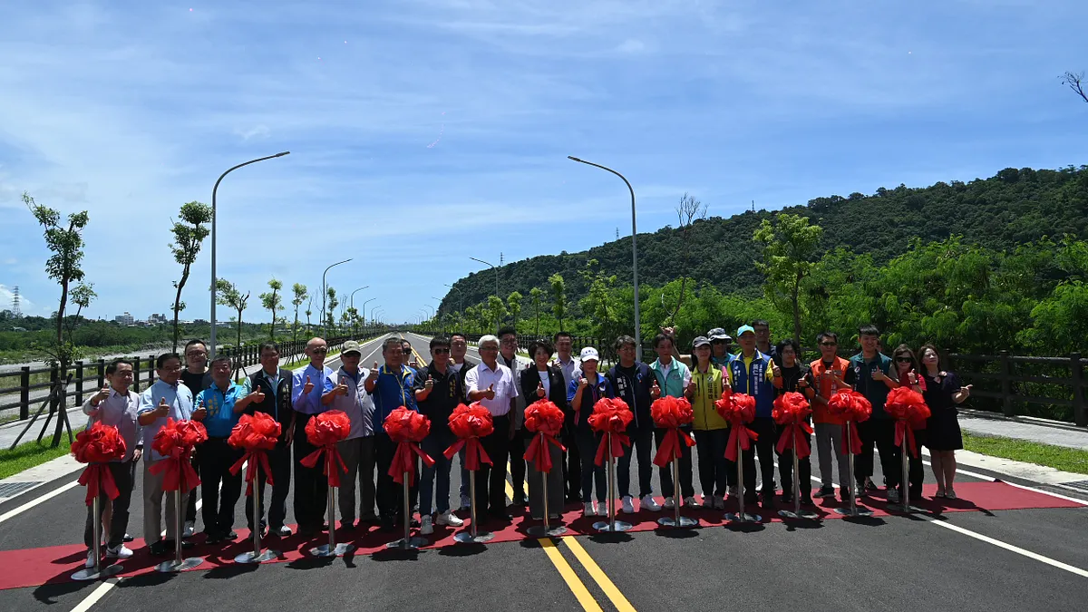臺東縣政府開闢知本溪右岸路堤共構道路,打造「龍馬大道」為知本聯外交通的新廊道。(圖/臺東縣政府建設處提供) 臺東縣政府開闢知本溪右岸路堤共構道路,打造「龍馬大道」為知本聯外交通的新廊道。(圖/臺東縣政府建設處提供)