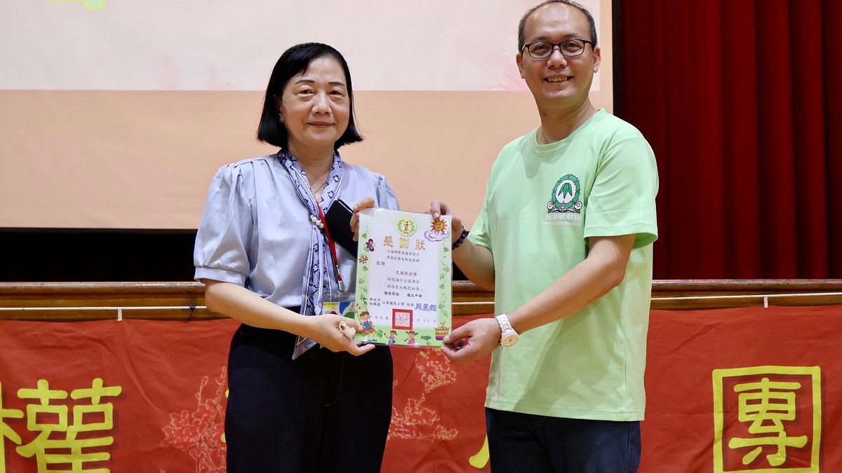 今(26)、明(27)日,2020新北文化獎得主「民權歌劇團」,率領成員前進新北市板橋區的江翠國小及信義國小帶學童瘋文資,以深入淺出的方式推廣歌仔戲後場藝術。(圖/新北市府提供) 今(26)、明(27)日,2020新北文化獎得主「民權歌劇團」,率領成員前進新北市板橋區的江翠國小及信義國小帶學童瘋文資,以深入淺出的方式推廣歌仔戲後場藝術。(圖/新北市府提供)