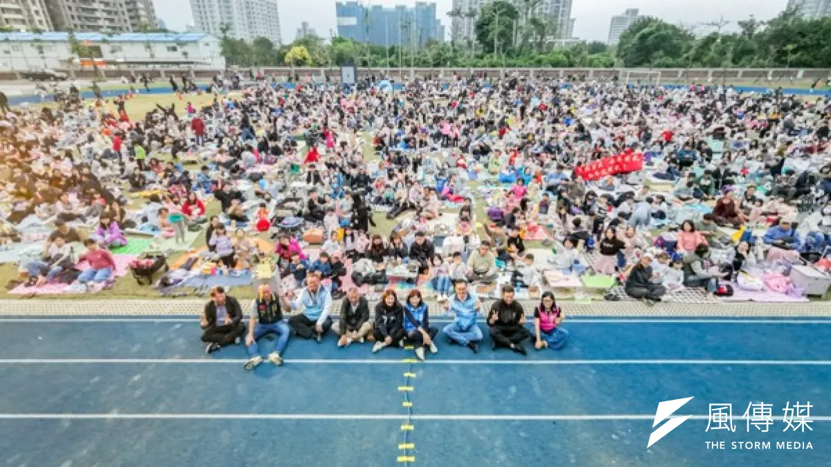 新世代里長運用數位思維有效經營社區,連結居民情感。圖為今年(115年)3月新北市淡水區崁頂里星光電影院活動,參與人次超過2000人。(圖片來源/吳庭岳 崁頂里里長 Facebook)