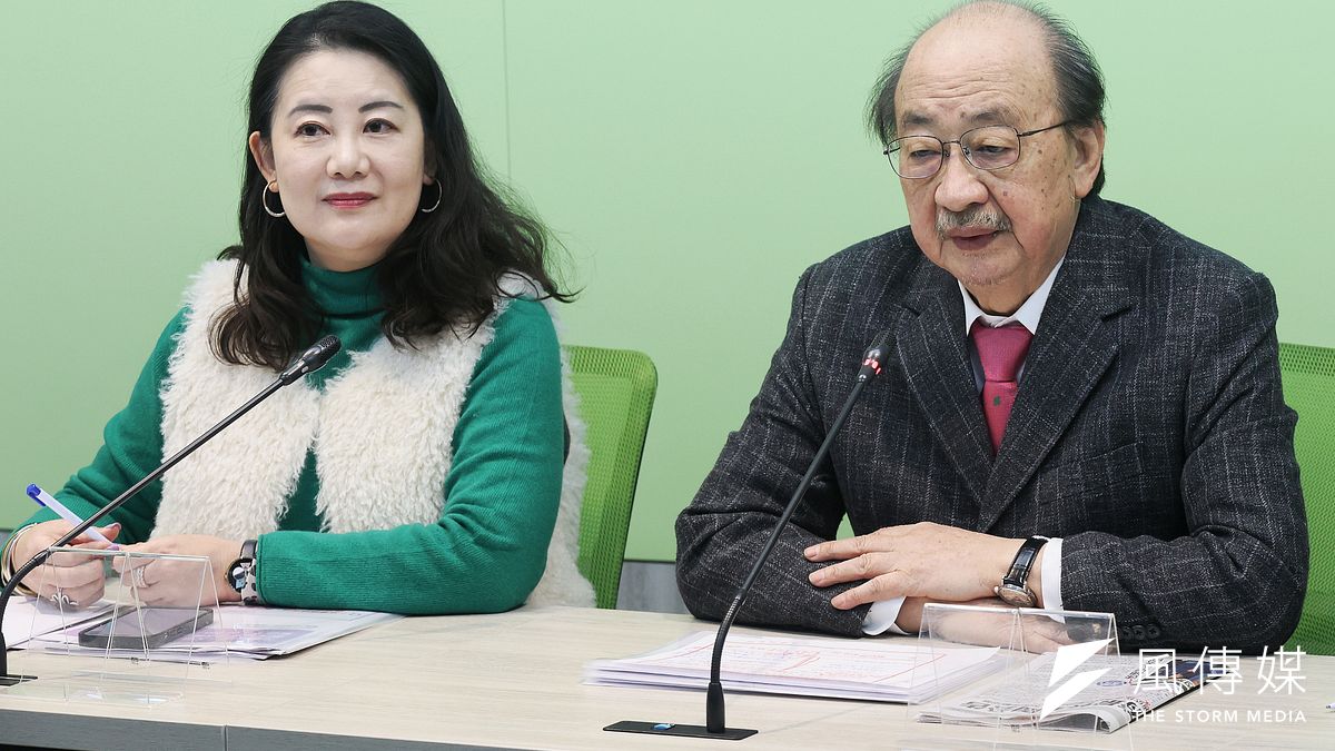 民進党が大規模なリコール運動を展開、自党議員の切り捨ても惜しまない姿勢だ。写真は民進党団総召集人の柯建銘氏(右)と幹事長の呉思瑤氏。(資料写真、柯承惠撮影) 民進党が大規模なリコール運動を展開、自党議員の切り捨ても惜しまない姿勢だ。写真は民進党団総召集人の柯建銘氏(右)と幹事長の呉思瑤氏。(資料写真、柯承惠撮影)