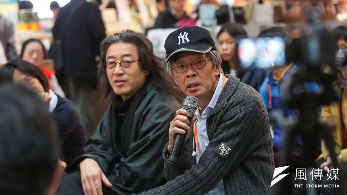 20170209-銅鑼灣書店老闆林榮基(右)9日至台北國際書展會場,出席唐山書店老闆陳隆昊邀請之座談。(顏麟宇攝) 20170209-銅鑼灣書店老闆林榮基(右)9日至台北國際書展會場,出席唐山書店老闆陳隆昊邀請之座談。(顏麟宇攝)