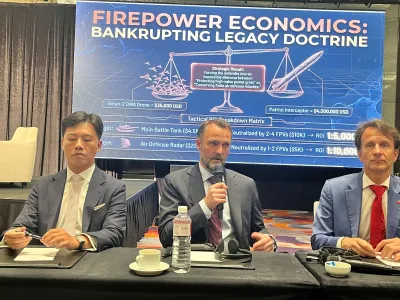「台灣之盾:現代戰爭的無人機防禦系統閉門圓桌會議」於2026年4月30日登場,圖中說話者為丹麥業者MyDefence營收長勞格森(Nicolai Laugesen)。(劉煥彥攝)