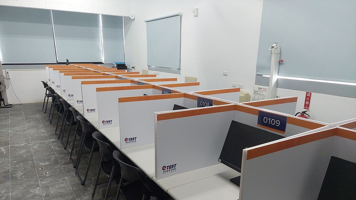 臺東縣政府建置「中餐烹調及烘焙食品丙級」及「照顧服務員單一級」技能檢定考場,民眾參加檢定合格後,立即取得證照。(圖/臺東縣政府社會處提供) 臺東縣政府建置「中餐烹調及烘焙食品丙級」及「照顧服務員單一級」技能檢定考場,民眾參加檢定合格後,立即取得證照。(圖/臺東縣政府社會處提供)