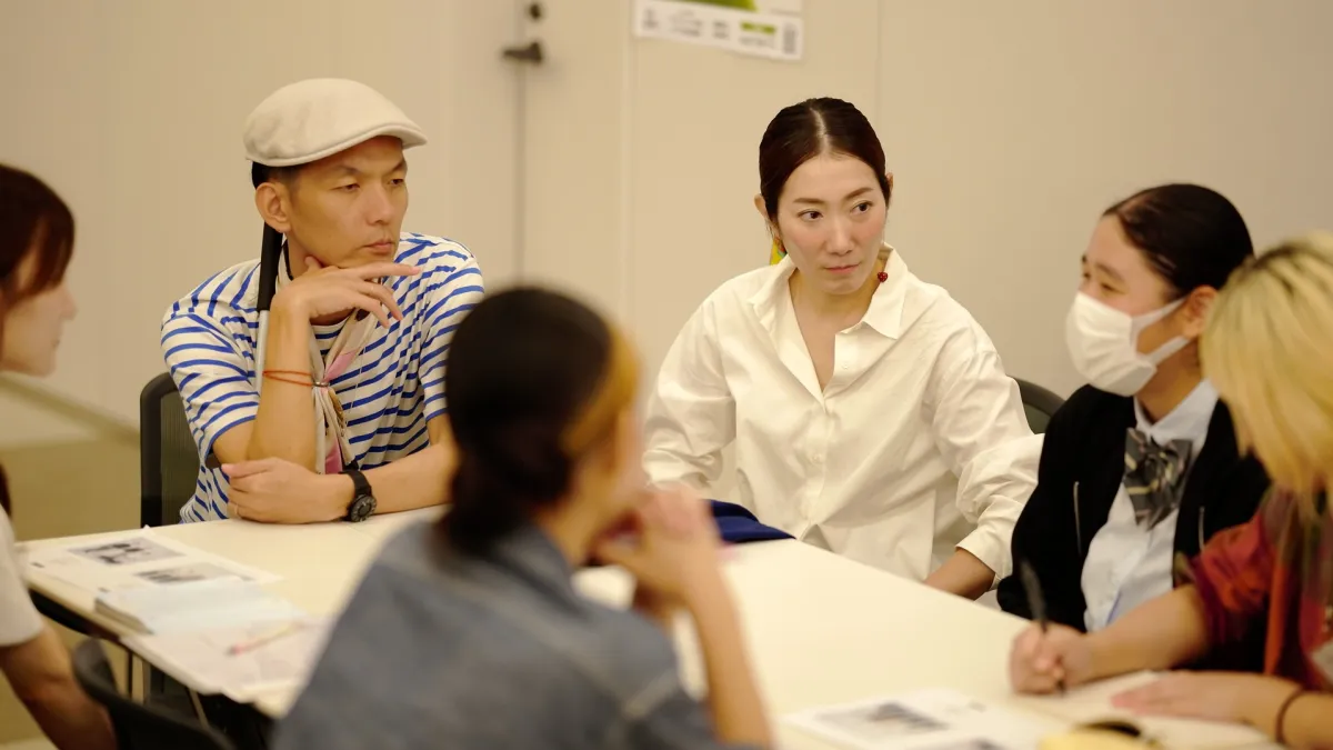 東京都は、若手ファッションデザイナーの世界進出を後押しするため、第一線で活躍するデザイナーらによる実践的な指導や商品化支援を行う育成プログラム「アカデミー」を開講した。(東京都「Next Fashion Designer of Tokyo」「Sustainable Fashion Design Award」広報事務局提供)
