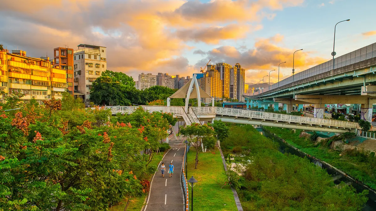 轉都市型河川「湳仔溝」,蛻變成為景觀及生態都市河廊。(圖/新北市水利局提供)