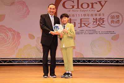 莊丞岳從四年級獲得1個全國特優冠軍,五年級獲得2個全國特優冠軍,至六年級獲得三個特優一個冠軍,舞蹈造詣深獲肯定。(圖/李梅瑛攝) 莊丞岳從四年級獲得1個全國特優冠軍,五年級獲得2個全國特優冠軍,至六年級獲得三個特優一個冠軍,舞蹈造詣深獲肯定。(圖/李梅瑛攝)