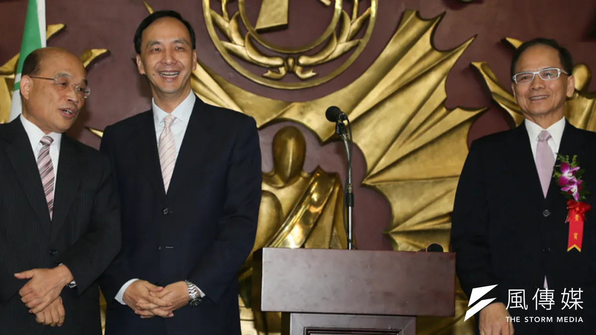 民進黨雖已正式提名游錫堃參選新北市長,但聲勢一直無法拉抬,連黨內都不看好。圖為蘇貞昌(左起)、朱立倫、游錫堃出席新北市議會民進黨團幹部交接典禮。(余志偉攝)