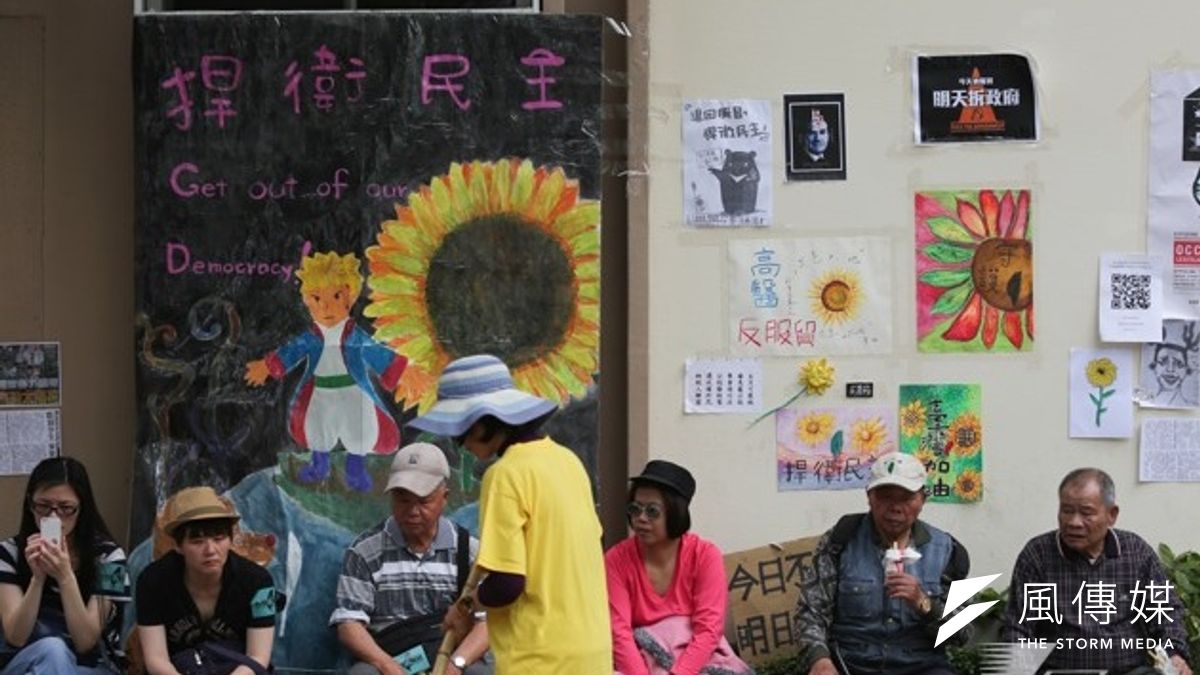 堅持和平非暴力的太陽花運動,雖然發生強勢驅離佔領行政院群眾的憾事,但實無須對岸隔海「維穩」。(余志偉) 堅持和平非暴力的太陽花運動,雖然發生強勢驅離佔領行政院群眾的憾事,但實無須對岸隔海「維穩」。(余志偉)