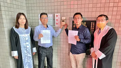 立委許智傑偕同律師群,按鈴控告以捍衛自身清白。(圖/許智傑競選總部提供)