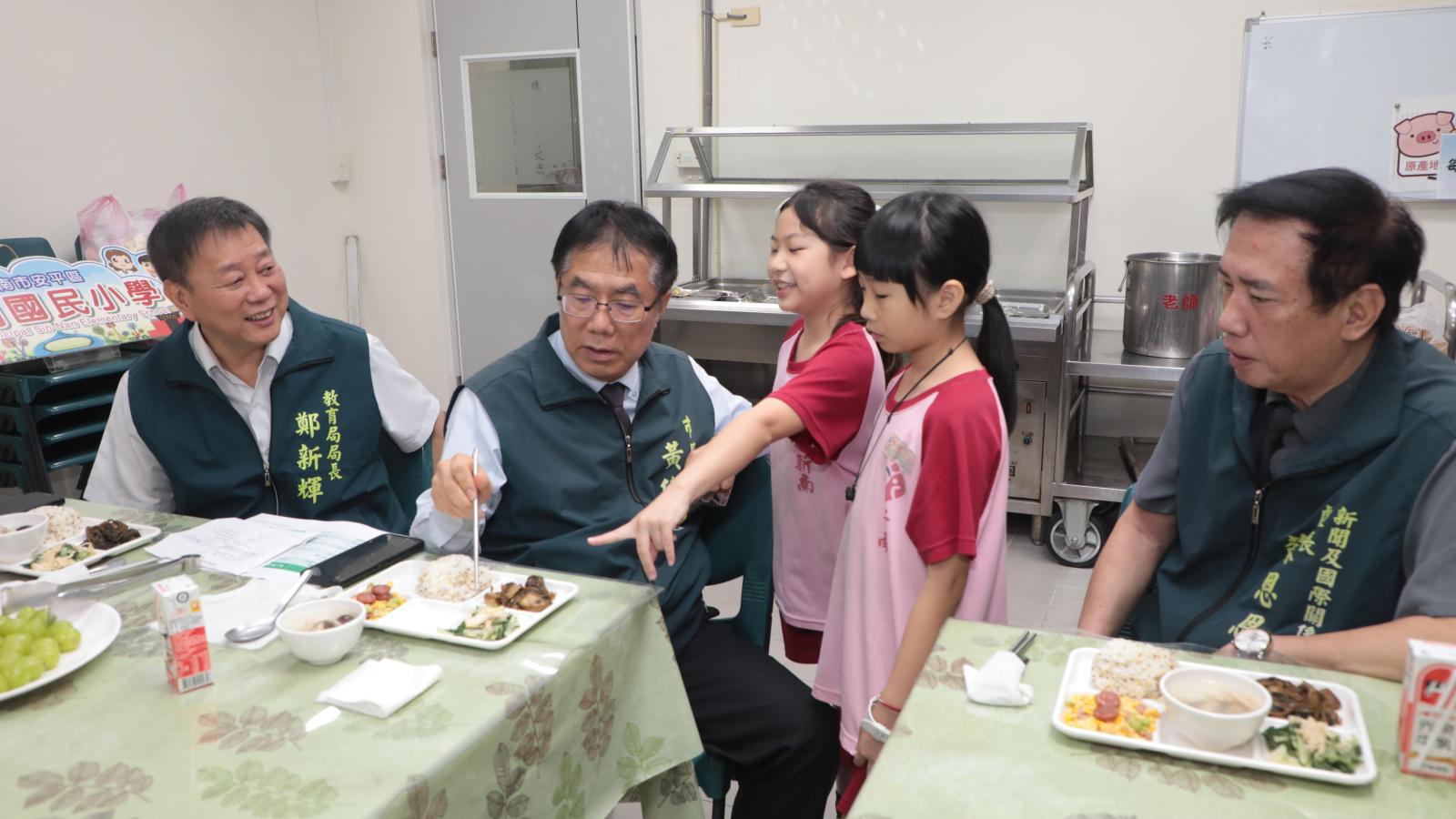 化身「美食秘密客」突襲新南國小!黃偉哲:免費午餐拚營養美味、半年廚餘減43%