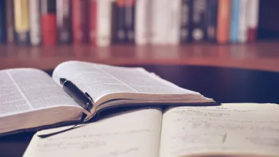 筆者認為,應培養全民閱讀紙本書籍的風氣,因為這是電子書難以取代的。(取自pixabay)