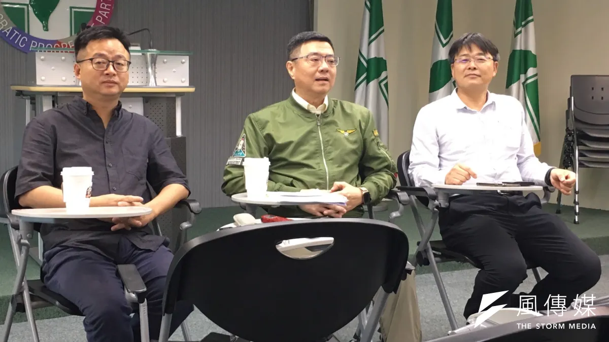 民進黨黨主席卓榮泰與祕書長羅文嘉31日下午與媒體茶敘。(顏振凱攝)
