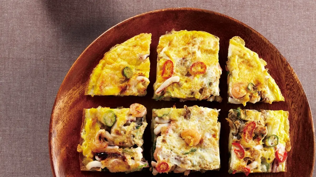 海鮮蔥煎餅源自於釜山的東萊地區,可以吃到豐富的海鮮料,在韓國是很受歡迎的下酒菜。(圖/由TRENDY文化提供)