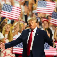 米テキサス州ダラスで開かれた共和党の中間選挙集会に出席するドナルド・トランプ米大統領。(AP通信) 米テキサス州ダラスで開かれた共和党の中間選挙集会に出席するドナルド・トランプ米大統領。(AP通信)