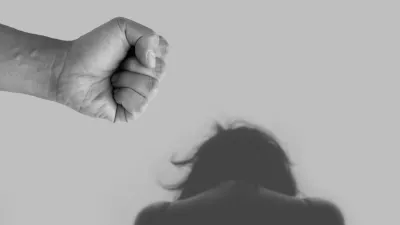 林男因和古女討論股票投資問題時觀念不同,竟拿筆記型電腦朝古女丟去,導致她的眼球破裂。(示意圖/取自Pixabay)