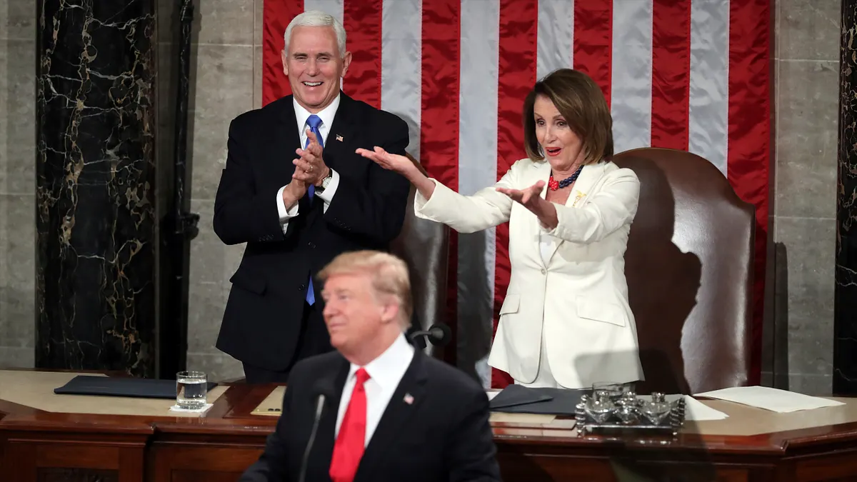 裴洛西與川普間的公開爭鋒,成為美國政壇焦點,川普直言:「我認為她是個邪惡的女人。我很高興她要退休了,我認為她退休是對國家做出很大貢獻。」裴洛西也曾批評川普是「地球上最糟糕的存在」。(AP) 裴洛西與川普間的公開爭鋒,成為美國政壇焦點,川普直言:「我認為她是個邪惡的女人。我很高興她要退休了,我認為她退休是對國家做出很大貢獻。」裴洛西也曾批評川普是「地球上最糟糕的存在」。(AP)