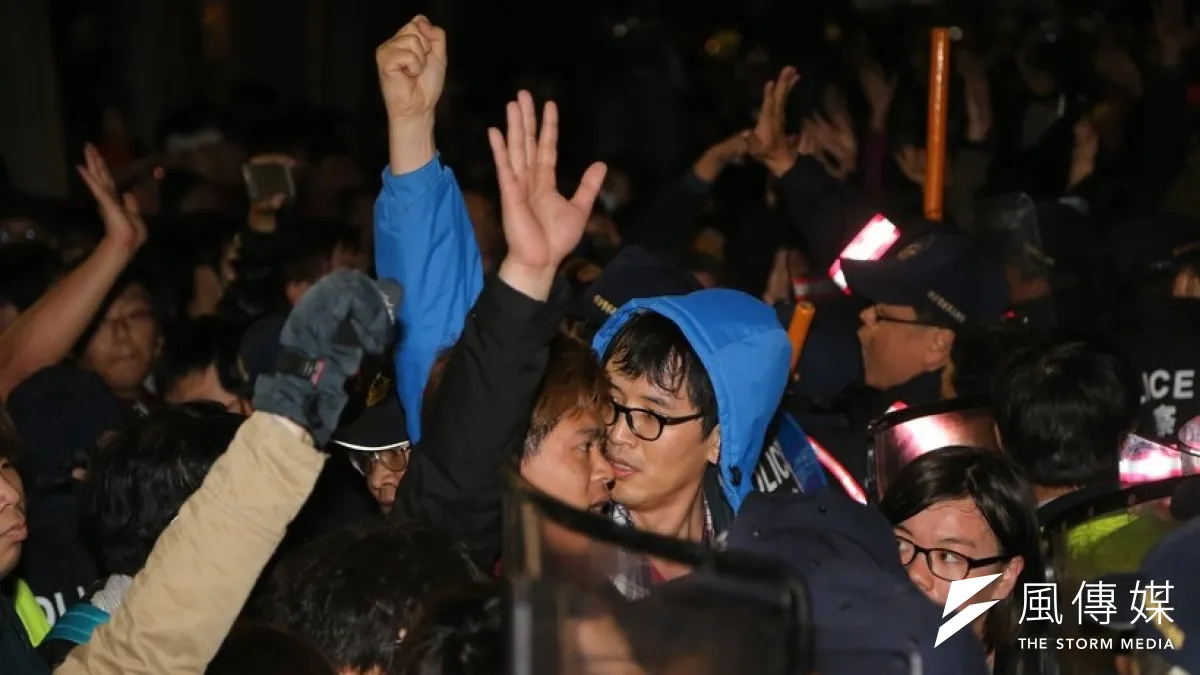 警方與學生對峙拉鋸,民進黨呼籲雙方冷靜,以學生安全為原則。(吳逸驊攝)