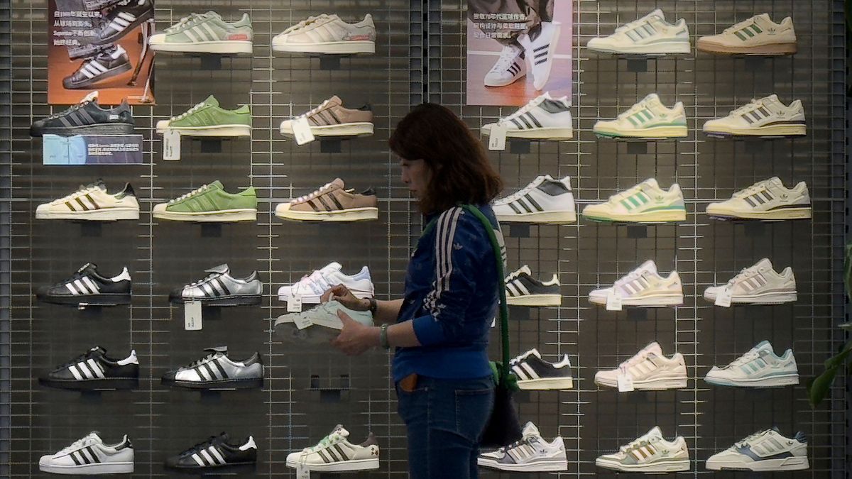 北京一處愛迪達鞋款專賣店的展示架。(美聯社) 北京一處愛迪達鞋款專賣店的展示架。(美聯社)