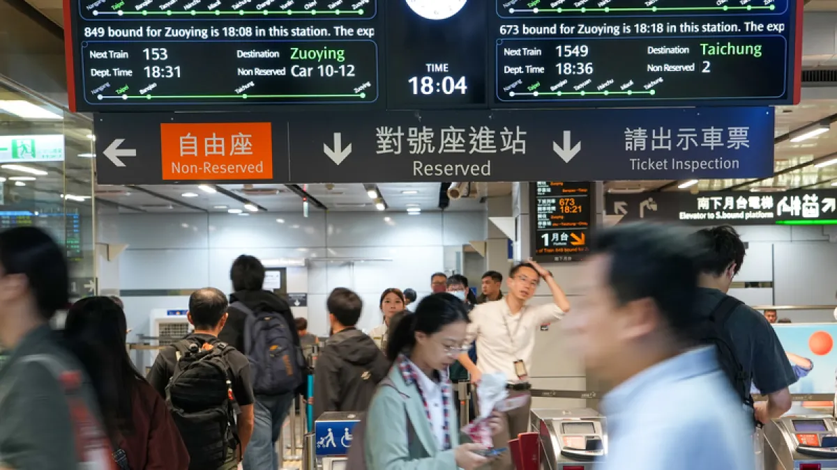 國慶連假疏運登場,高鐵8日下班尖峰首度增開南下台中全車自由座列車,台鐵西部幹線EMU3000型列車連假期間則暫停自由座。(中央社)