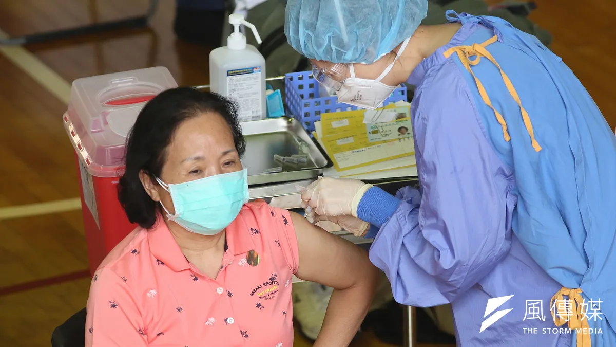 醫護人員幫民眾施打疫苗時,有許多守則必須注意遵守。(資料照,柯承惠攝)