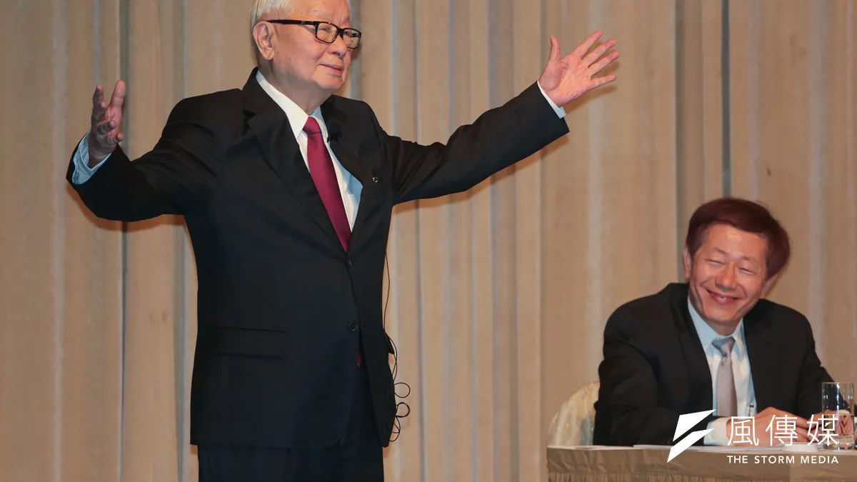 台積電創辦人張忠謀2015年當時以董事長身分出席台積電法說會,右為台積電董事長劉德音(時任共同執行長)。(圖/余志偉攝)