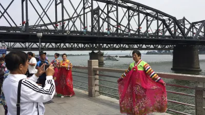 北韓今年與美國迅速改善關係後,招商引資腳步明顯加速。除了中國觀光團重返北韓各景點,一度接近停頓的中國商務考察團重新趨熱往考察者絡繹不絕(圖片來源:美聯社)