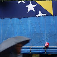 ボスニアのスレブレニツァ記念センターの近くで、ボスニアのスレブレニツァ記念センターの近くで、新たに発見されたスレブレニツァ虐殺の犠牲者の遺体が青いトラックに安置され、訪れた人々が花を捧げて追悼した。この遺体は2025年7月11日、スレブレニツァ虐殺30周年に埋葬される予定だという。(AP通信)に発見されたスレブレニツァ虐殺の犠牲者の遺体が青いトラックに安置され、訪れた人々が花を捧げて追悼した。この遺体は2025年7月11日、スレブレニツァ虐殺30周年に埋葬される予定だ。(AP通信) ボスニアのスレブレニツァ記念センターの近くで、ボスニアのスレブレニツァ記念センターの近くで、新たに発見されたスレブレニツァ虐殺の犠牲者の遺体が青いトラックに安置され、訪れた人々が花を捧げて追悼した。この遺体は2025年7月11日、スレブレニツァ虐殺30周年に埋葬される予定だという。(AP通信)に発見されたスレブレニツァ虐殺の犠牲者の遺体が青いトラックに安置され、訪れた人々が花を捧げて追悼した。この遺体は2025年7月11日、スレブレニツァ虐殺30周年に埋葬される予定だ。(AP通信)