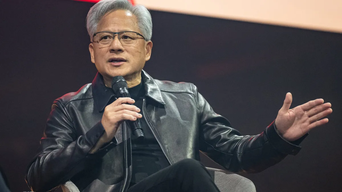 輝達(NVIDIA)執行長黃仁勳21日於德國柏林舉行的GTC Berlin 2026大會發表主題演講,宣布新一代Vera Rubin運算平台已進入全面生產階段。(示意圖/美聯社)