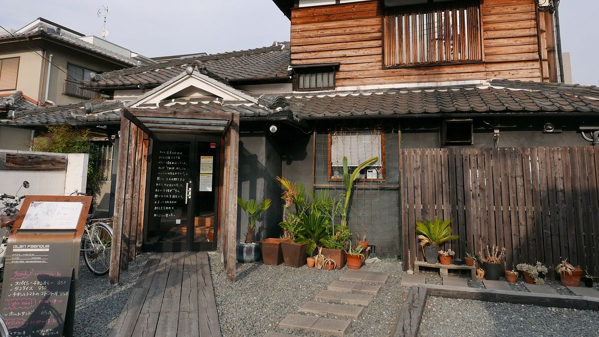 cafe百花,百年老屋改建而成的咖啡廳。(圖/時報出版社提供) cafe百花,百年老屋改建而成的咖啡廳。(圖/時報出版社提供)