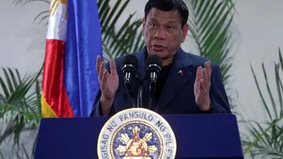 菲律賓總統杜特蒂從中國返回菲律賓。(美國之音)