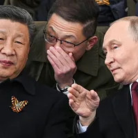 中国の習近平国家主席(左)が通訳を介してプーチン氏と意見を交わす。(AP通信) 中国の習近平国家主席(左)が通訳を介してプーチン氏と意見を交わす。(AP通信)